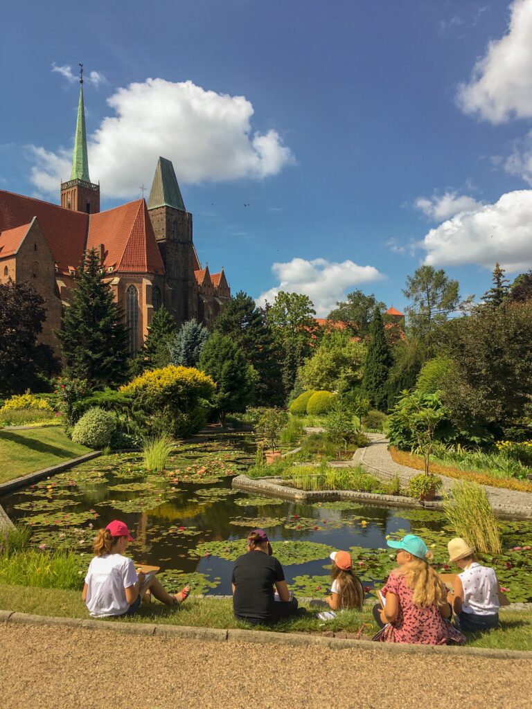 półkolonie Wrocław dzieci młodzież artystyczne plastyczne plener wakacje 2021 malarstwo rysunek szkicownik